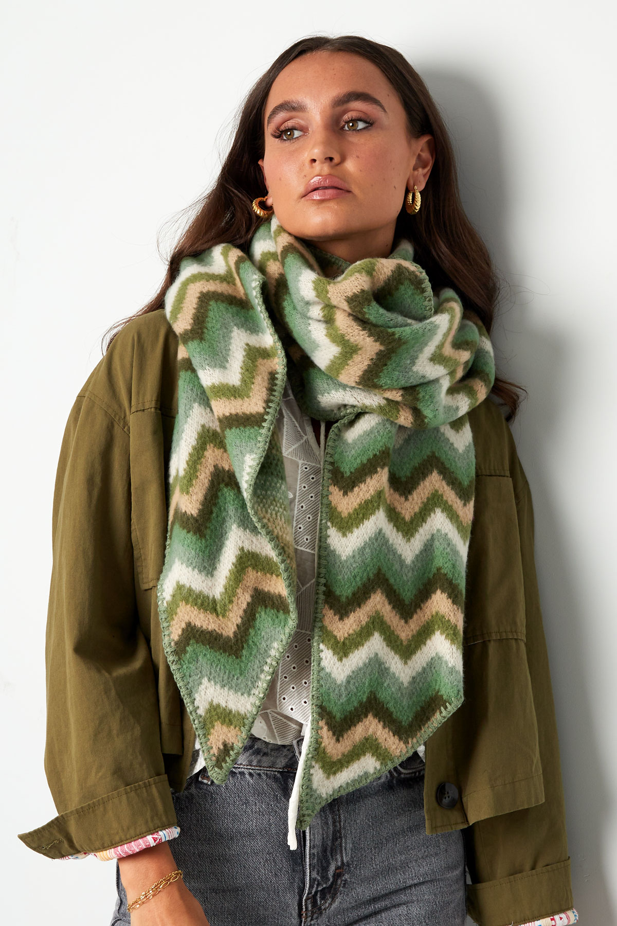 Scarf with zigzag print - black beige h5 Picture3